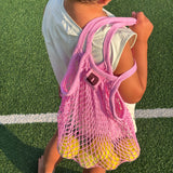 Einkaufsnetz Mesh Bag Rosa gehalten von einem Balljungen